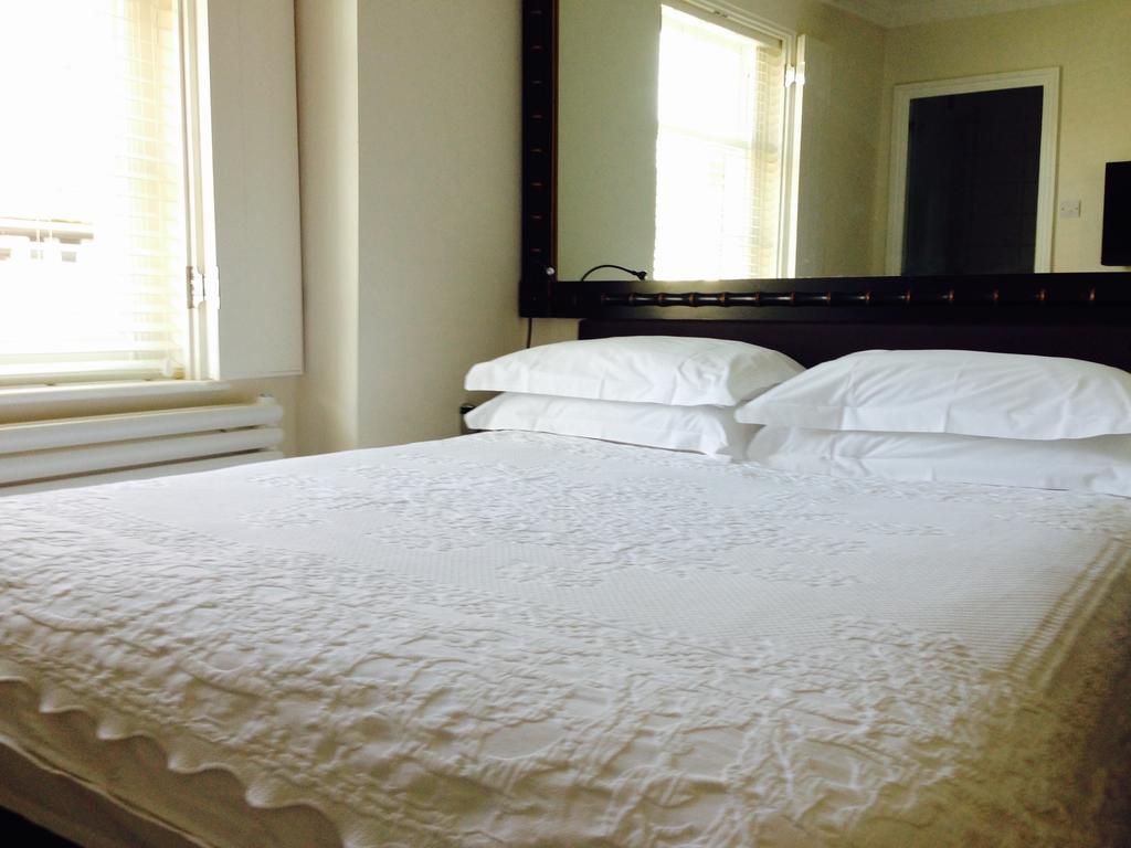 The Bell Inn Hotel Horndon-on-the-Hill Rum bild