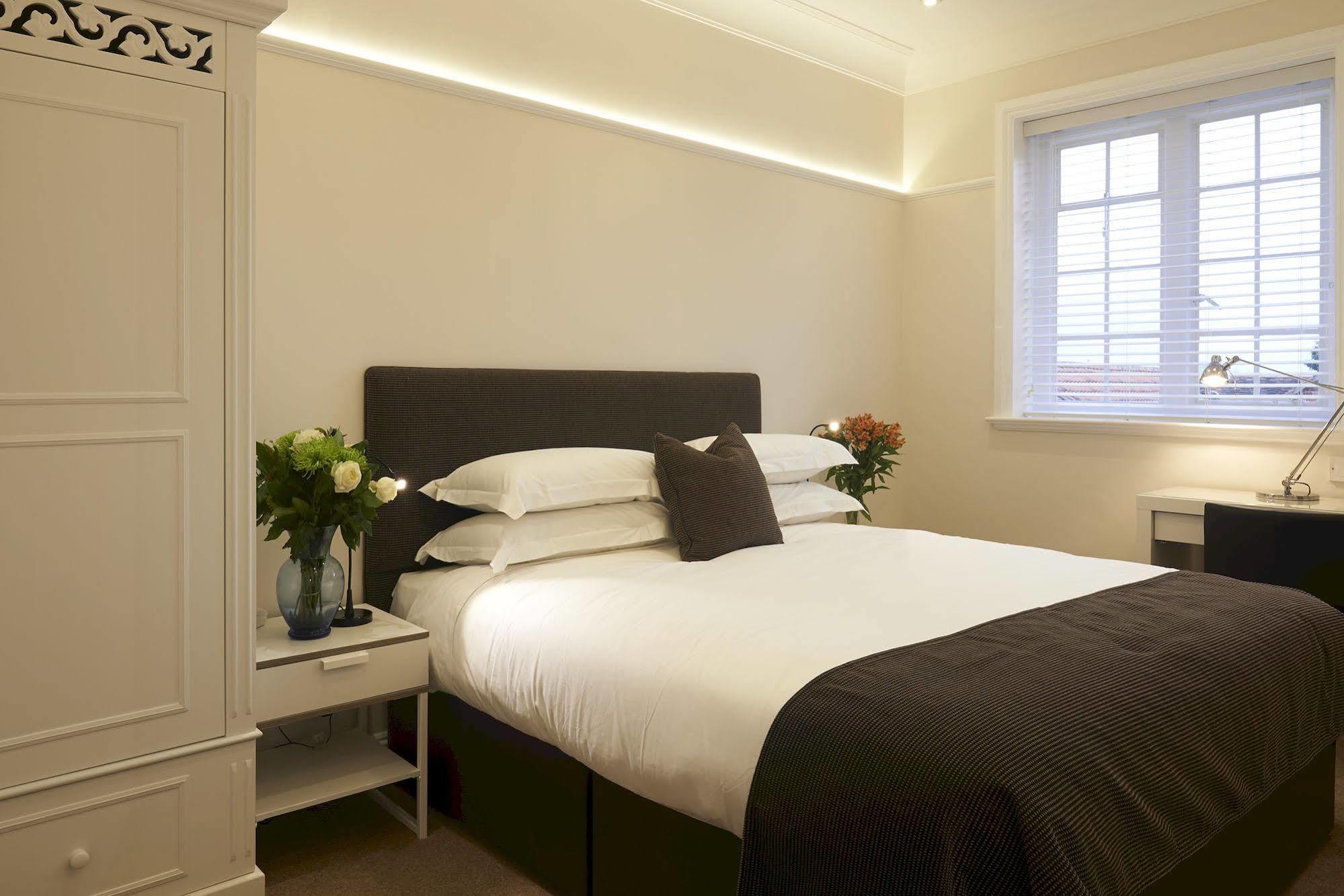 The Bell Inn Hotel Horndon-on-the-Hill Exteriör bild
