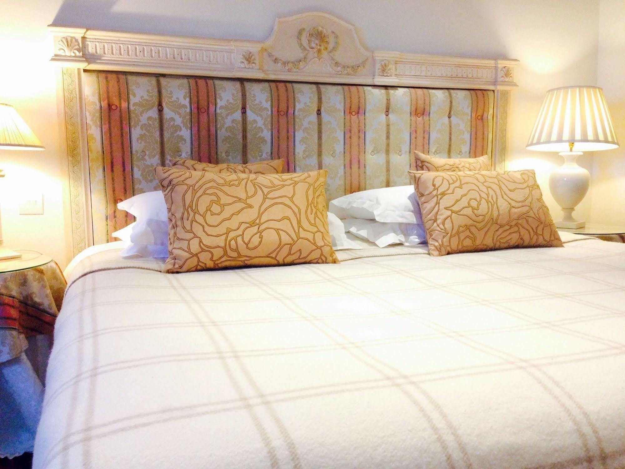 The Bell Inn Hotel Horndon-on-the-Hill Exteriör bild